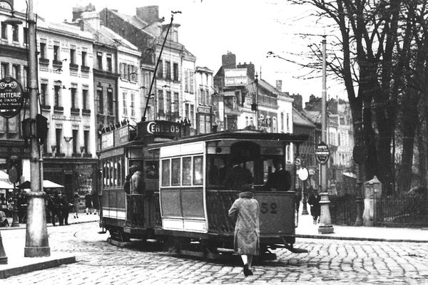 Un tramway électrique circule place René Goblet entre 1899 et 1940.