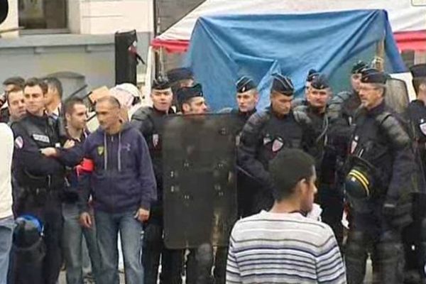 La tension est montée d'un cran vendredi vers 15 heures Place de Jaude. Les militants associatifs ont fait part de leur incompréhension face à l'intervention des forces de l'ordre car les familles n'étaient plus dans le campement.