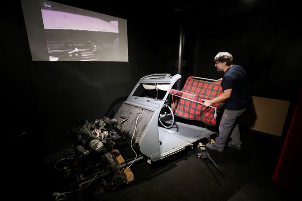 La Citroën bleue exposée n'est pas tout à fait l'originale mais de nombreuses pièces d'origine ont été conservées. 