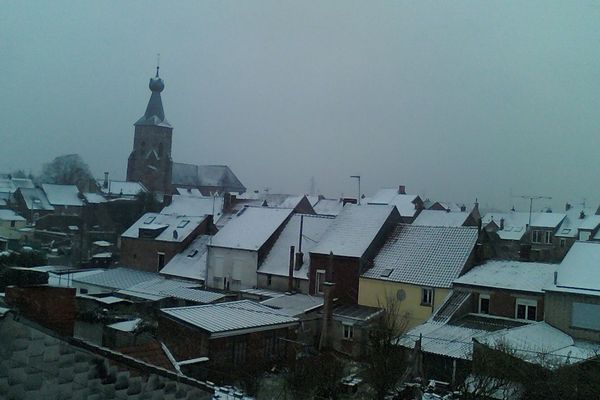 Une fine couche de neige recouvrait les toits à Berlaimont, ce dimanche en fin d'après-midi.