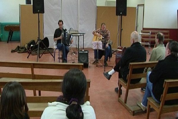 Un concert à l'intérieur de la maison d'arrêt de Bourges.