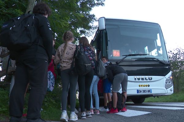 De nombreux élèves pâtissent des retards et suppressions de bus sur le réseau de transports scolaires à Thonon-les-Bains, en Haute-Savoie.