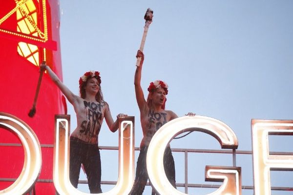 Deux Femen sont montées sur le toit du Moulin-Rouge, à Paris, pour dénoncer «l'industrie du sexe»