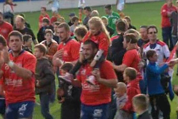 Samedi soir, après le coup de sifflet final, les joueurs du Stade Aurillacois et leurs supporters sont restés un long moment ensemble sur la pelouse du stade Jean Alric.