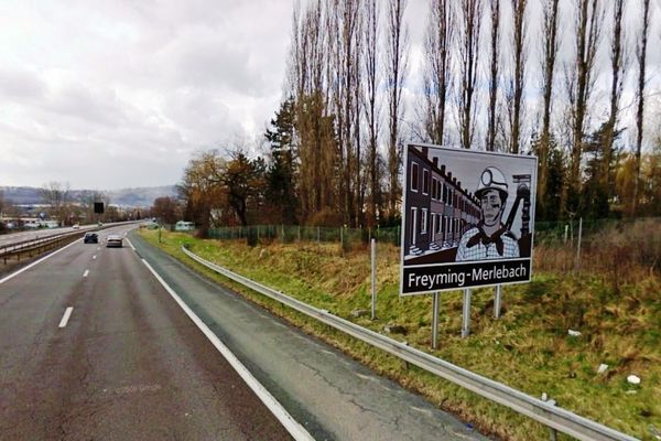 Le "panneau du mineur" sur l'A320 à l'entrée de Freyming-Merlebach (Moselle).