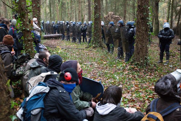 Les opposants contre les forces de l'ordre, samedi 24 novembre 2012