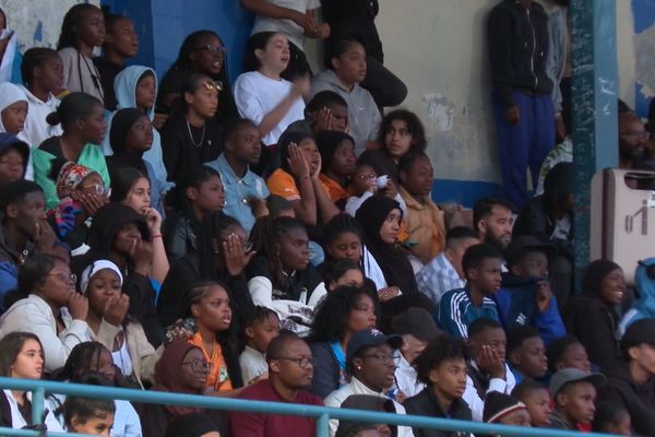 Dans les tribunes les spectateurs sont venus assister à la CAN des quartiers, en pleine soirée électorale.