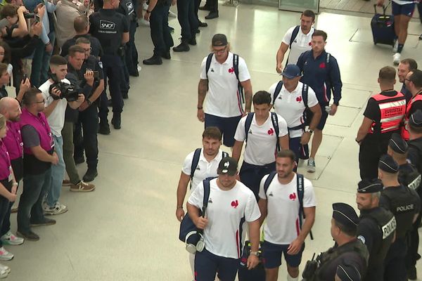 L'arrivée des joueurs du XV de France, mardi 12 septembre, en gare de Lille Europe.