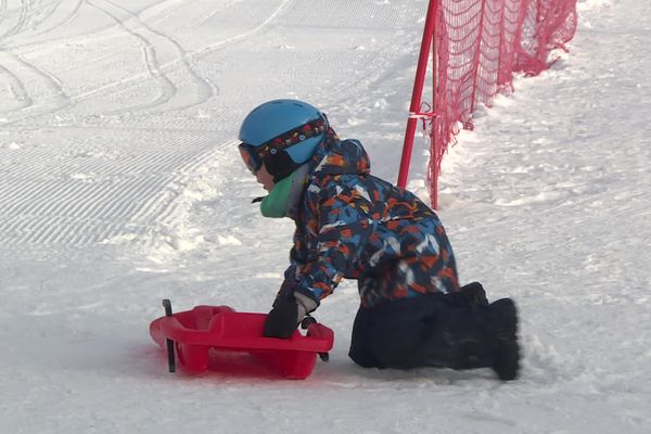 Faire de la luge, toujours un plaisir, qui comporte malgré tout des risques de collisions et traumatismes.