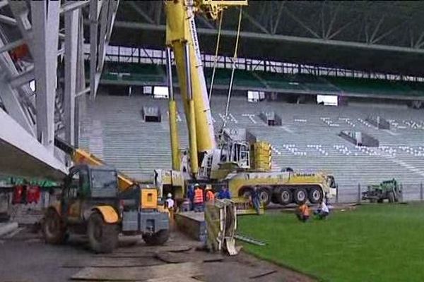 La suprer poutre doit soutenir la tribune Faurand du stade Geoffroy Guichard. Elle pèse plus de 200 tonnes. Elle sera levée vendredi matin. Une prouesse technique...