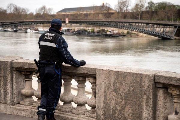 Un agent en train de surveiller les rives de Seine, samedi 21 mars.