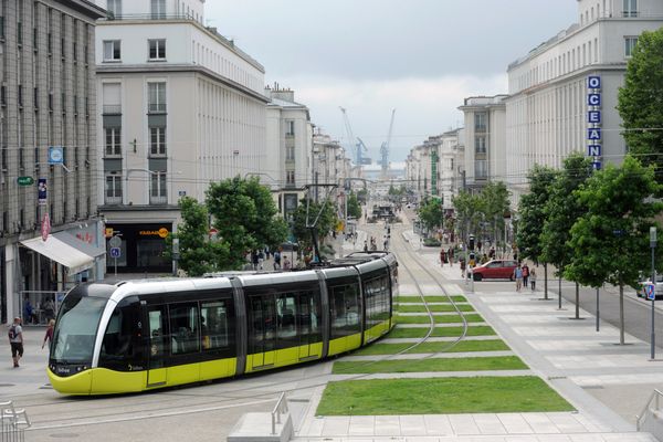 La ligne B du tramway a pour objectif de structurer une offre de transports rapide et fiable vers et depuis le centre-ville en passant par les universités. Elle complète les services de la ligne A déjà existante, en photo ici.