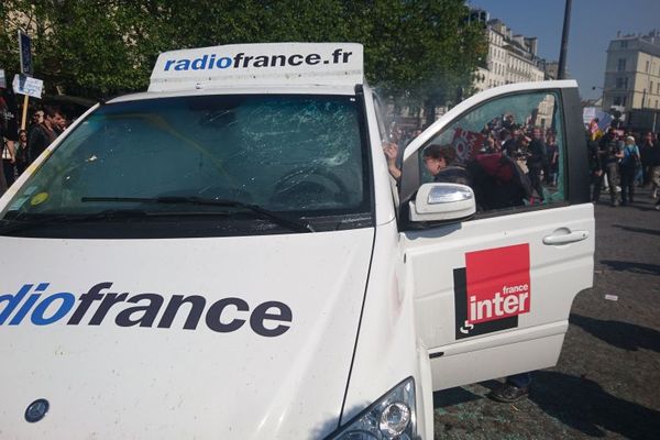 Place de la Bastille, à l'arrivée du défilé de la "Fête à Macron", des individus masqués s'en sont pris au camion-régie de Franceinfo, cible d’un jet de fumigène.