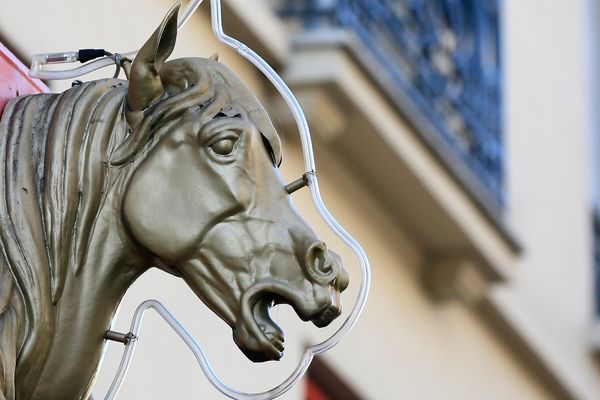 Enseigne d'une boucherie chevaline.