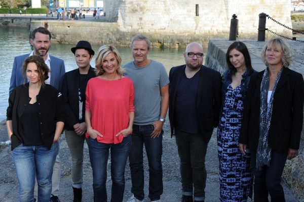 Michèle Laroque, entourée des membres du jury du 17e Festival de la Fiction TV à La Rochelle