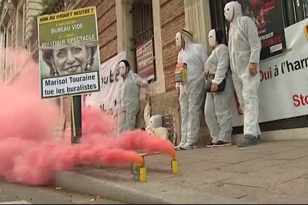 Fumigènes et pancartes devant la préfecture de Perpignan