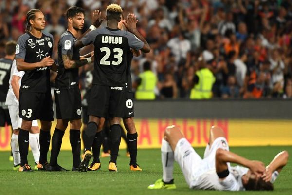 Ligue 1 : Montpellier-Caen 1-0 : un joueur caennais à terre après la défaite de son équipe face à Montpellier au Stade de la Mosson le 5 août 2017