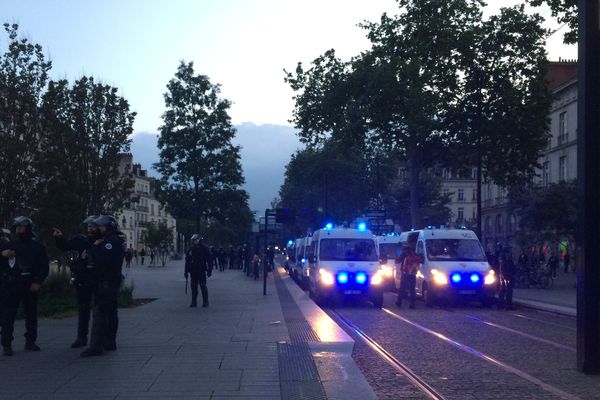 Les forces de l'ordre autour du rassemblement anti-capitaliste à Nantes le 7 mai 2017