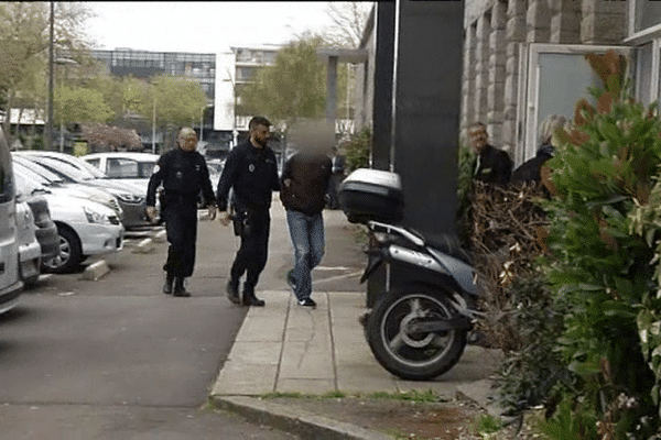 Jusque là, à Lorient, le transfert des détenus vers les tribunaux était assuré par les policiers