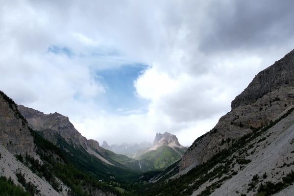 La vallée Etroite, (ou valle Stretta) n'est pas seulement située sur la frontière entre la France et l'Italie. Située en plein territoire italien, elle se trouve également placée sur la frontière entre les alpes du sud (hautes alpes) et du nord (Savoie) : ce qui en fait un territoire d'exceptions