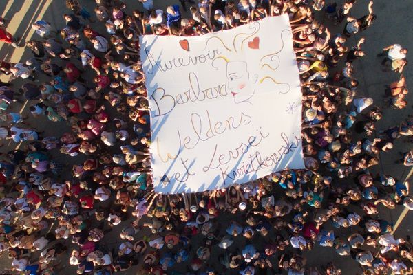 La nuit d'hommage à Barbara Weldens a débuté par le déploiement d'une banderole (ici vue de drone) au nom de la chanteuse et du fils qu'elle attendait