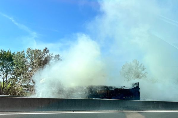 Le camion a entièrement brûlé et l'autoroute coupée le temps de l'intervention des secours.