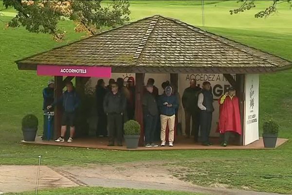 Les spectateurs contraints de s'abriter ce jeudi matin à cause des averses. 