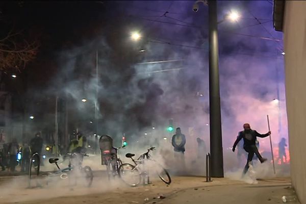 La place de la République, à Dijon, a été le théâtre d'affrontements avec les forces de l'ordre, samedi 1er décembre