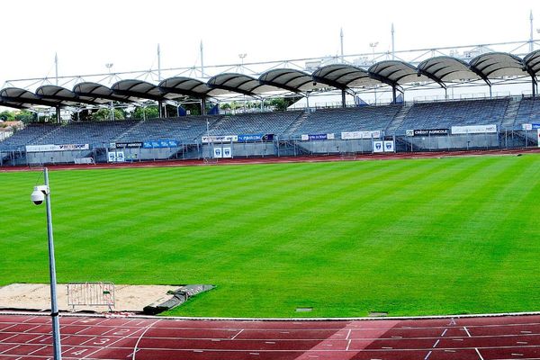 l'actuel stade de Niort qui date des années 70 est de plus en plus obsolète.