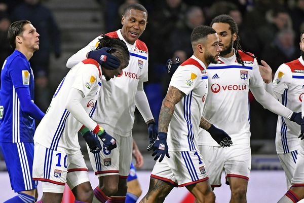 La joie de Bertrand Traoré , célébrant avec Marcelo le seul but lyonnais qui ne réussira pas à la qualification.