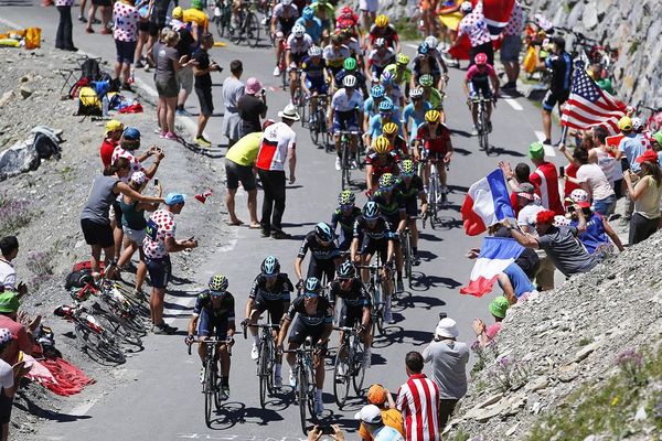 En 2016, la team Sky mène le peloton dans le col du Tourmalet lors de l'étape Pau-Bagnères-de-Luchon.