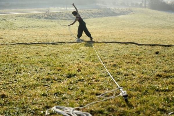 Une performance, en équilibre entre ciel et terre, du chorégraphe danseur Jordi Gali présent lors de la 8e ZAT de Malbosc à Montpellier, samedi 19 avril 