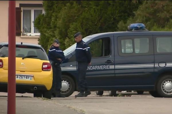 Le quartier où s'est retranché le quinquagénaire a été bouclé par les gendarmes. 