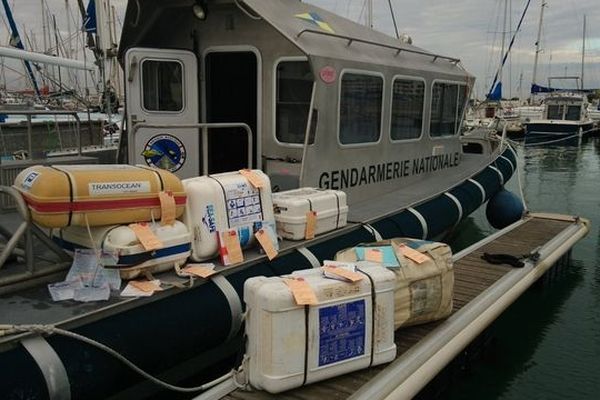 L'escroc démarchait les plaisanciers directement sur les pontons dans différents ports en leur faisant croire qu'il allait remettre aux normes les canots de survie ou les extincteurs installés sur les navires. L'homme se faisait rémunérer en liquide. Il a été placé en garde à vue. 