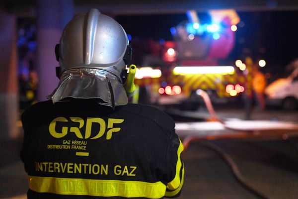 Feu de poubelle et fuite de gaz au pied d'un immeuble de Saint-Etienne lundi 18 décembre vers 4h du matin (image prétexte)