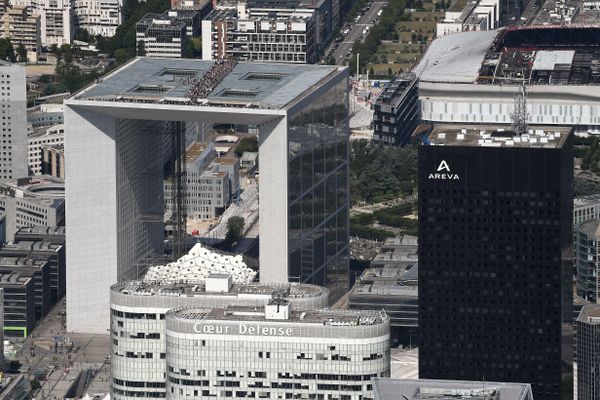 La Grande Arche de La Défense, à Puteaux dans les Hauts-de-Seine en juillet 2017. Le monument est légèrement désaxée par rapport aux autres monuments de l'axe historique de la capitale.