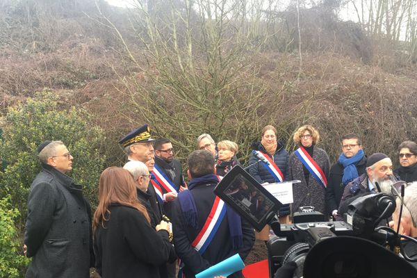 Comme tous les ans le 13 février, un hommage est rendu à Ilan Halimi à Sainte-Geneviève-des-Bois. Cette année deux arbres ont été replantés devant près de 300 personnes après la profanation de la stèle.