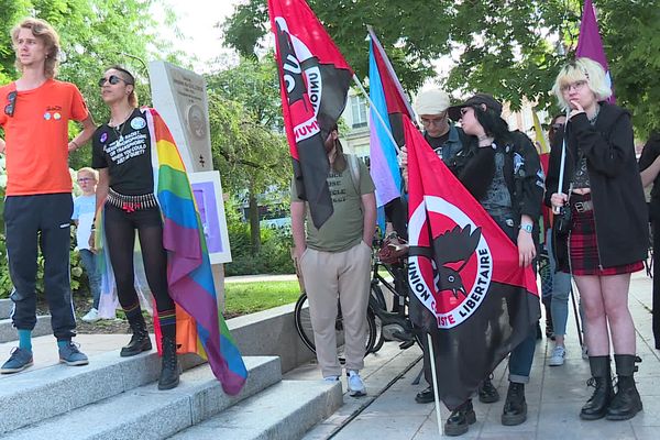 Plusieurs dizaines de personnes se sont rassemblées place René Goblet, à Amiens, le 13 juillet 2024.