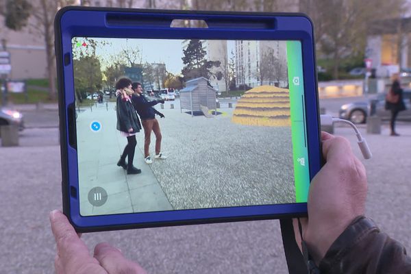 Dans le quartier Villejean, le jeu de réalité virtuelle laisse apparaître un poulailler. 