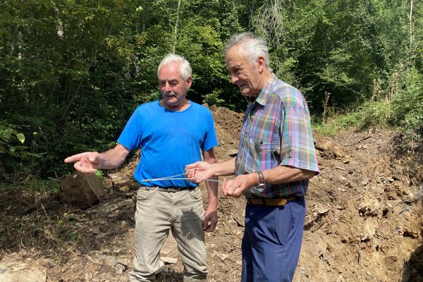 Face au manque d'eau pour alimenter les trois fontaine de son village, le maire de Saint-Babel, dans le Puy-de-Dôme, a fait appel à un sourcier