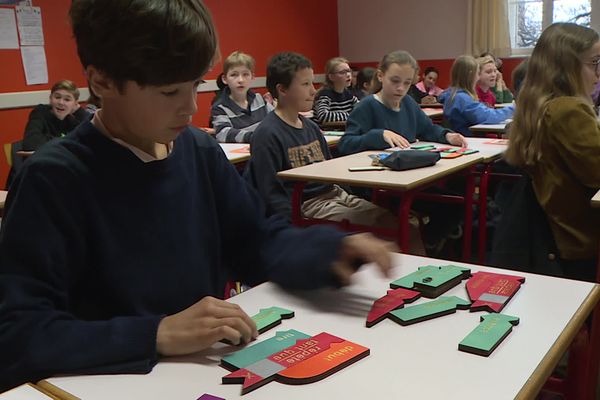 Ces élèves de Clermont-Ferrand apprennent à créer des algorithmes avec des briques en bois.