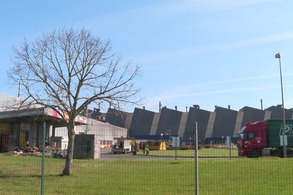 L'entrepôt de chargement (à gauche sur la photo) est bloqué jusqu'à nouvel ordre à la Fonderie Fonte d'Ingrandes-sur-Vienne.