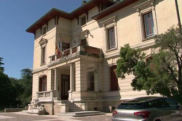 La mairie du Pontet qui attend son prochain Maire