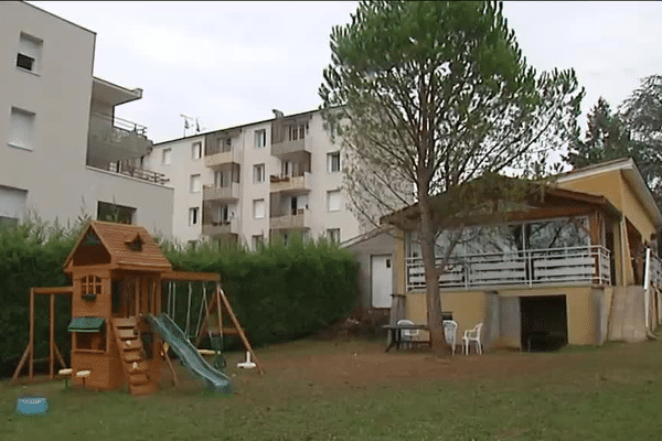 La résidence Les Platanes à St-Germain-au-Mont d'Or ... La petite maison attenante à la résidence HLM sert de QG à l'association "Chers Voisins" - 1/9/15