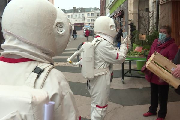 Deux comédiens vêtus de combinaisons ont arpenté les rues de Montivilliers près du Havre du 20 au 23 janvier 2022.