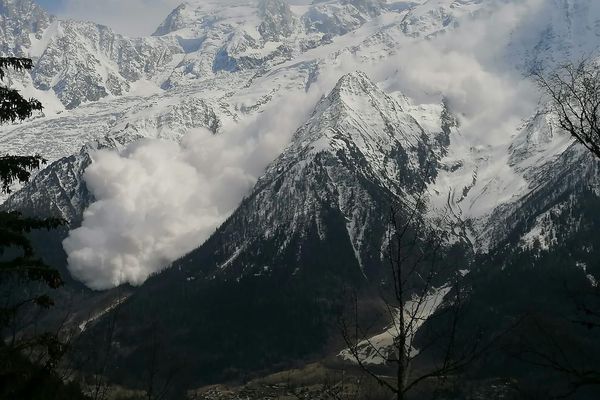 Une impressionnante avalanche. Illustration. 