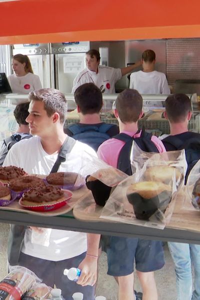 Alors que le centre universitaire de Toulon a rouvert ses portes, En attendant le fin des travaux du resto U, les étudiants mangent aux food trucks.