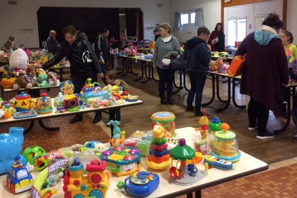 La bourse aux jouets de Vouneuil-sur-Vienne (86).