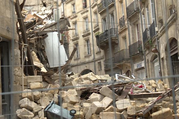 Immeuble effondré rue de la Rousselle dans le centre historique de Bordeaux, le secteur reste inaccessible au public.