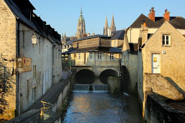 Dans le Calvados, Bayeux devra attendre JEUDI pour retrouver des conditions plus ensoleillées que nuageuses.